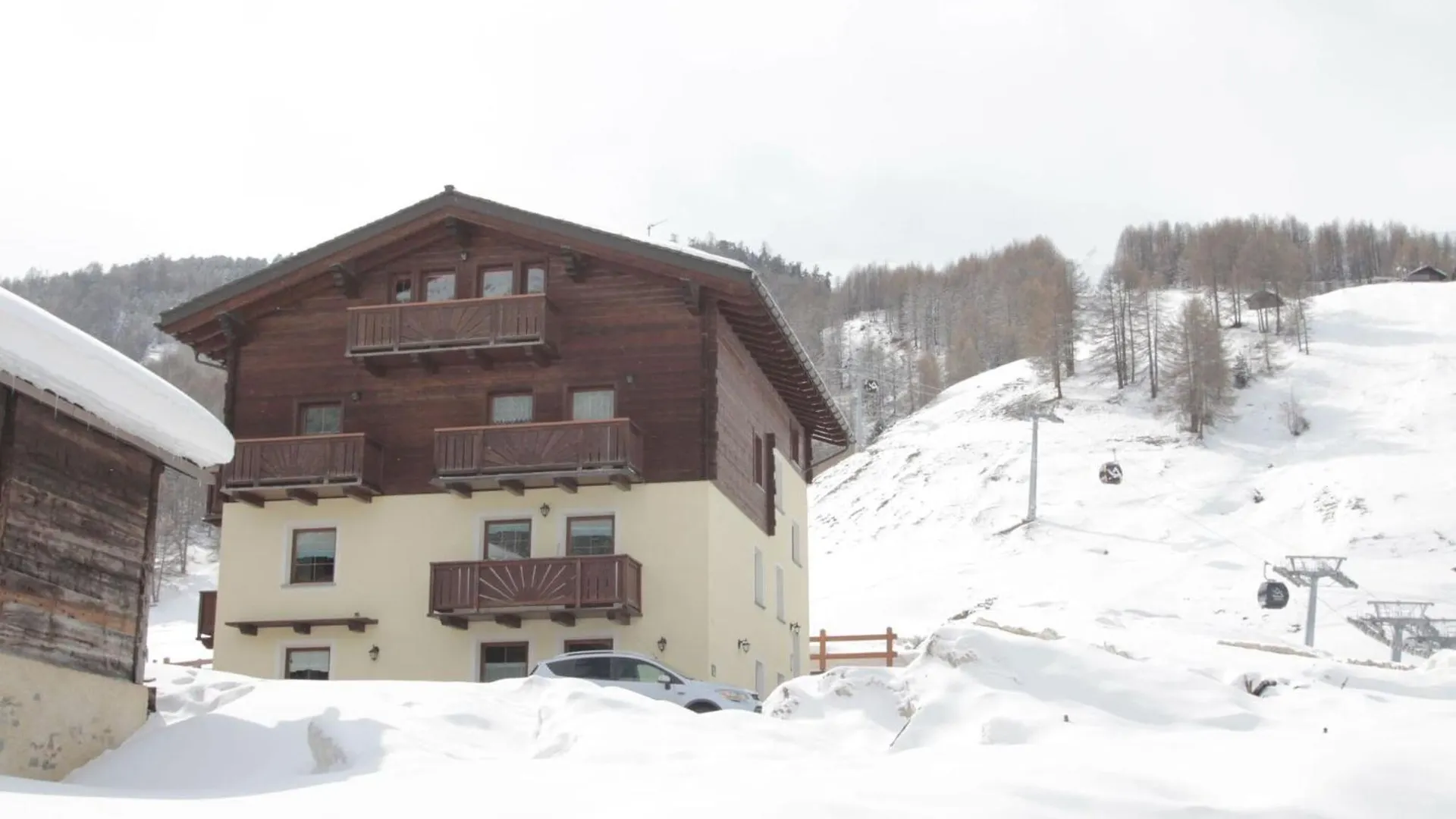 Modern Holiday Home In Livigno Italy Near Ski Area בקתה