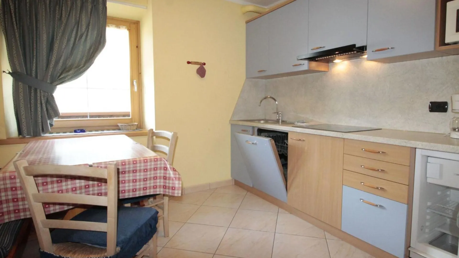 Modern Holiday Home In Livigno Italy Near Ski Area בקתה