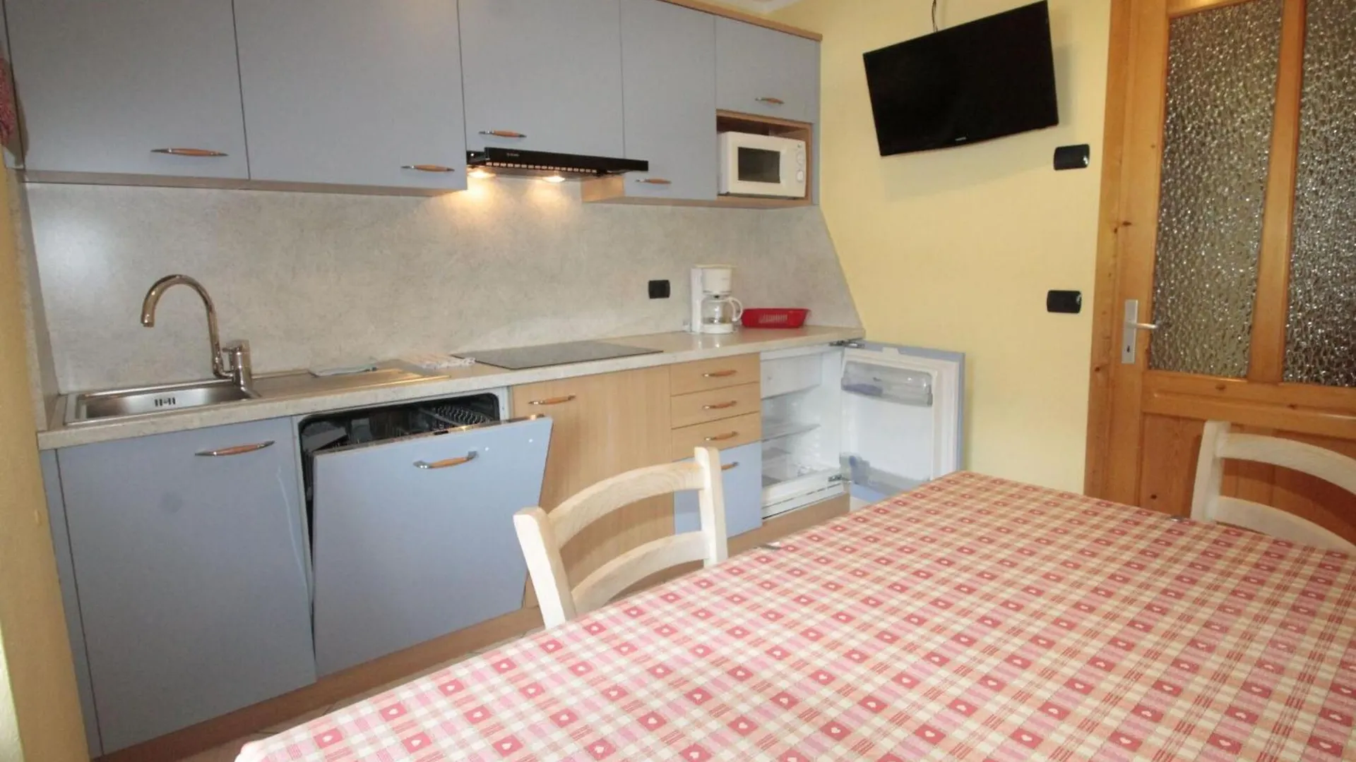 Modern Holiday Home In Livigno Italy Near Ski Area בקתה